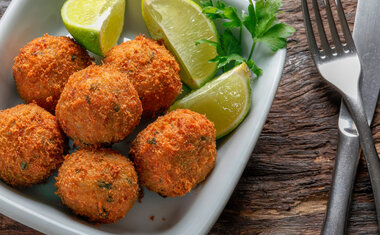 Imagem de destaque para Bolinho de cenoura saudável: com apenas 4 ingredientes, você tem um petisco delicioso em 10 minutos