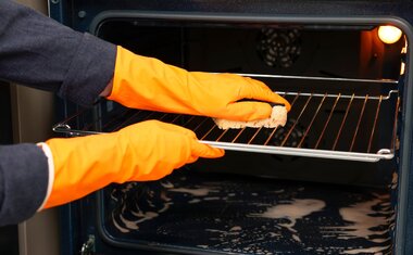 Imagem de destaque para Nem bicarbonato, nem detergente: conheça truque caseiro para limpar o forno com 2 ingredientes de cozinha