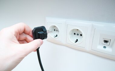 Imagem de destaque para Vai viajar? Confira os 9 aparelhos que devem ficar fora da tomada para não elevar a conta de luz