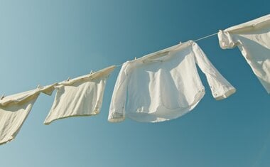 Imagem de destaque para Este truque simples com uma garrafa de água reduz pela metade o tempo de secagem das roupas