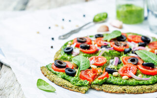 Pizza com massa de brócolis