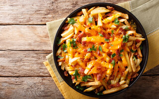 Batata frita com queijo e bacon