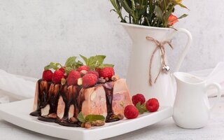 Semifredo De Cacau e Frutas Vermelhas
