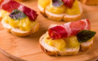 Bruschetta de copa com molho de abacaxi e mostarda